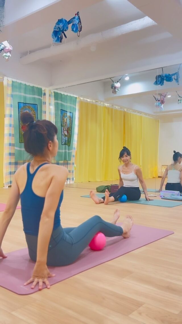 @yogastudio_ramanaで体づくりの参考にしてね！

IZUMIインストラクターによる、ボールを使ったエクササイズ🔵
やわらかなボールを使うことで深くカラダを整えられ、心地よく刺激します。

————————(#^.^#)——————————-
🚃東戸塚駅から徒歩3分
📍 244-0801横浜市戸塚区品濃町543-4 2-b
☎️080-5429-1154
✉️studio@ramana.jp

🕰️IZUMIインストラクターレッスン
(月)
13:00-ハタヨガプラスベーシック
14:30-身体調整ヨガ初級
(水)
9:30-ハタヨガプラスビギナー
11:00-からだ調整ヨガ初級

*お日にちにより変更があります。ホームページにてご確認ください。

#エアリアルヨガ
#ヨガ
#筋トレ
#横浜
#東戸塚
#美容
#ラマナ